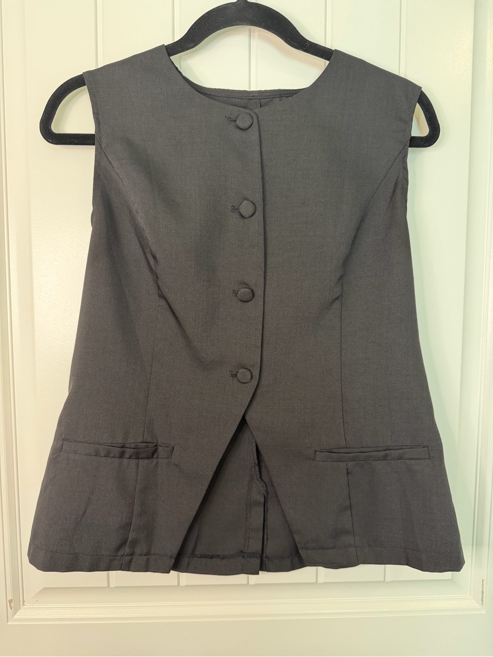Classic Sleeveless Button-Front Vest in Black